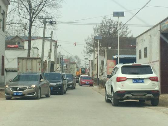 家乡的路边车越来越多