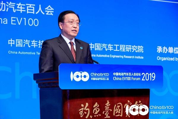 百人会现场|国家发改委林念修:继续简政放权 促进汽车业与新兴产业深度融合
