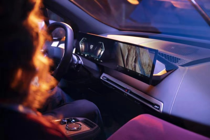 全新iDrive系统将率先搭载在年内上市的纯电动BMW iX上
