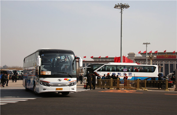 金龙客车连续18年服务两会“国车”新使命 龙威II代再续荣光