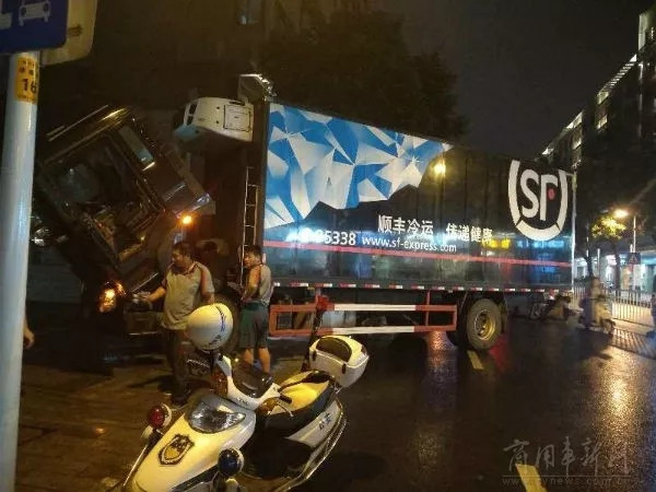风雨无法阻挡 中国重汽“亲人”温情救援