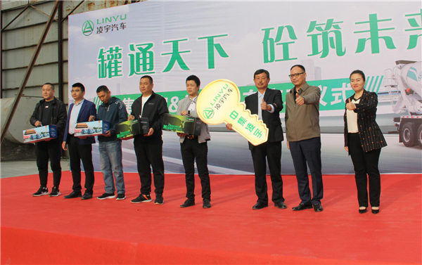 罐通天下 砼筑未来——50辆中国重汽豪沃TX搅拌车在石家庄批量交付大客户