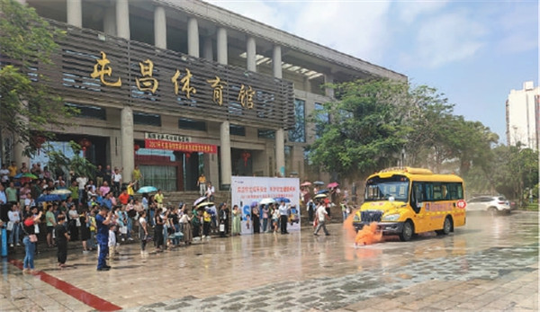 “宇通校车安全大讲堂”走进海南
