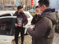 和电动车主一起过年 忙碌中收获快乐