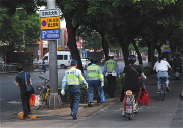 东西城压斑马线等严重违停一律拖离