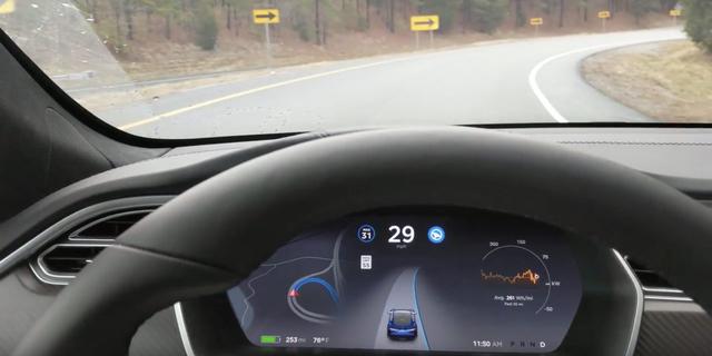 Autopilot升级后 加速实现“自动驶入/驶出匝道”功能