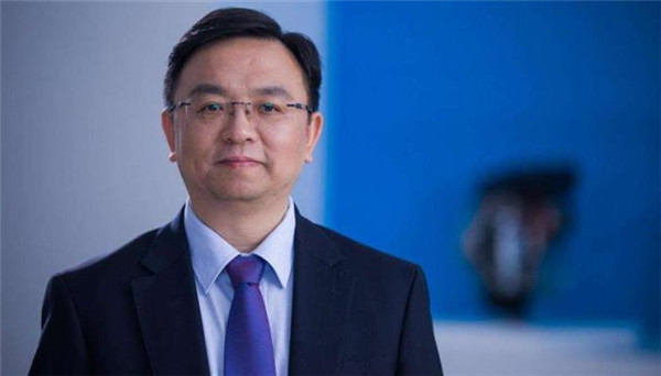 卸任比亚迪董事长 王传福下的什么棋?